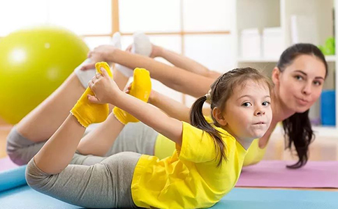 适合儿童的居家锻炼动作 宏优体育来解析